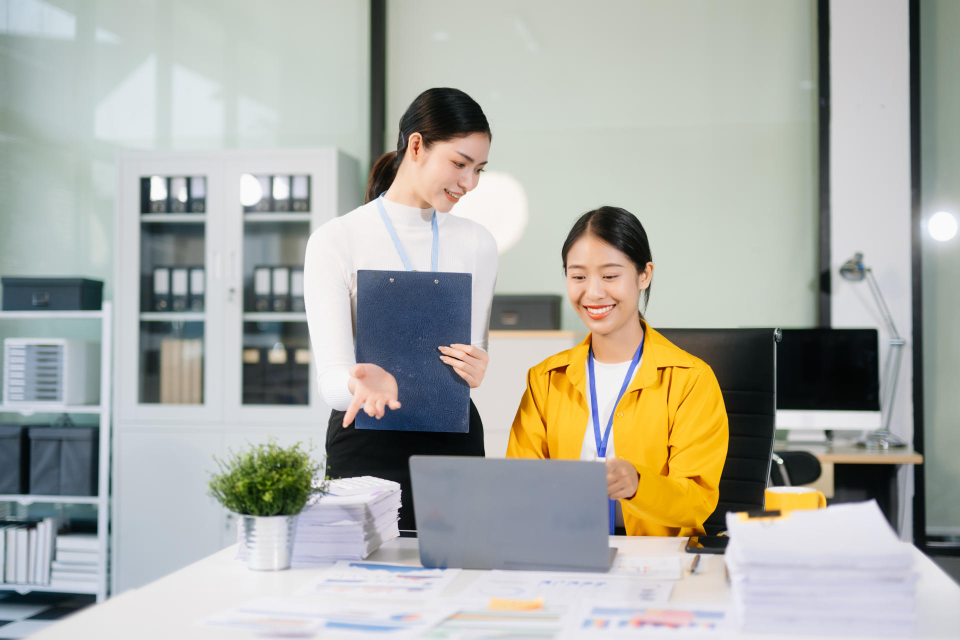 portrait-of-success-business-people-working-together